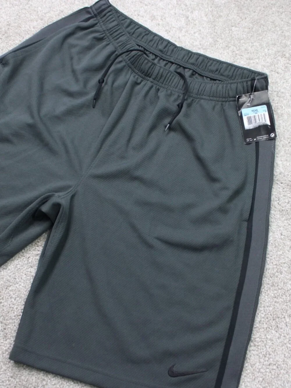 Nike Shorts NWT Mens Medium Gray Epic Knit Training 10
